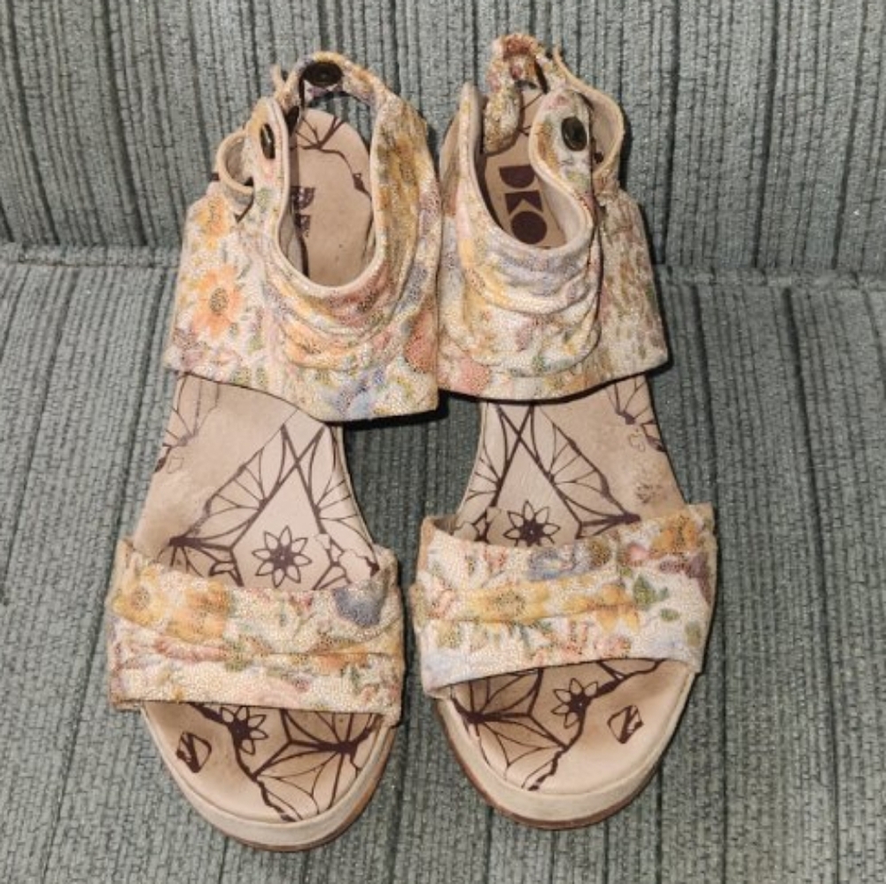 Dkode Floral Wedge Sandals